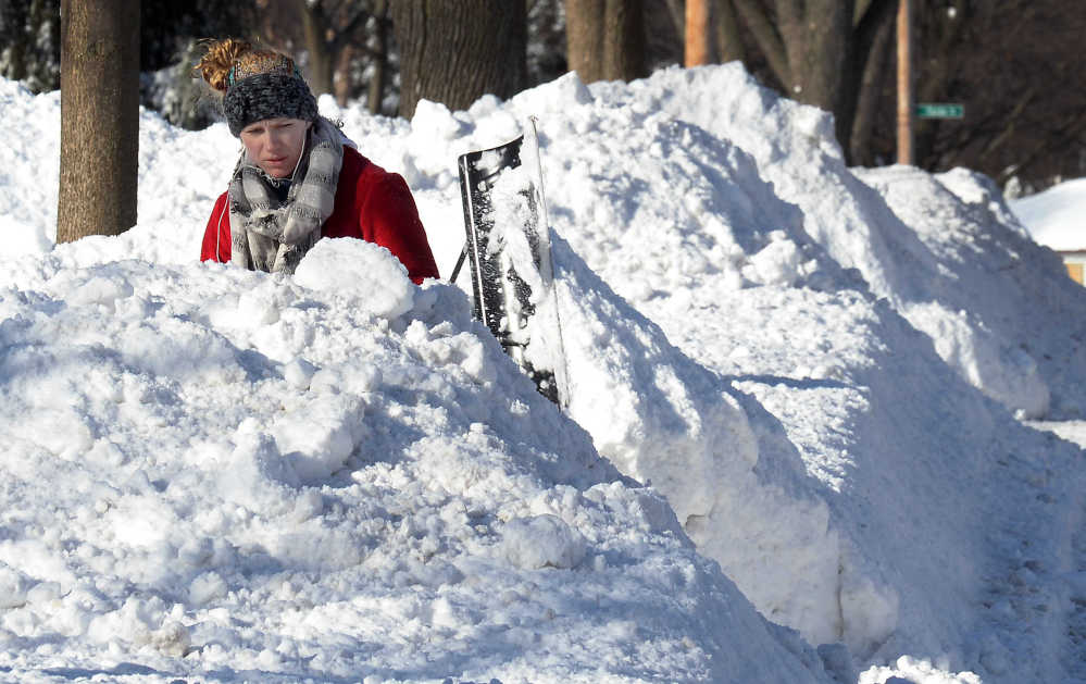 Lauren Rosengarden of Mount Prospect, Ill. digs out her driveway on Monday, Feb. 2, 2015, the day after a significant snowfall. (AP photo / Daily Herald,  Mark Welsh  )