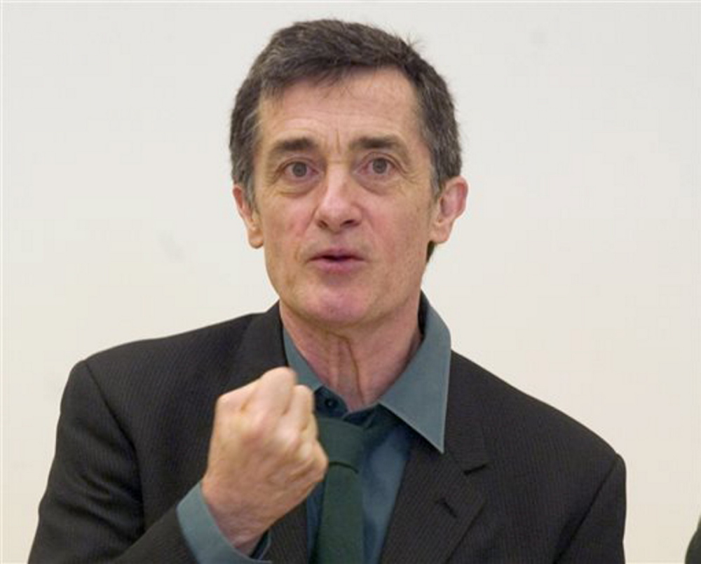 Roger Rees, the Tony Award-winning Welsh-born actor and director who appeared on TV’s “The West Wing” and was a mainstay on Broadway playing Gomez in “The Addams Family” and Chita Rivera’s doomed lover in “The Visit,” died Friday night. He was 71.