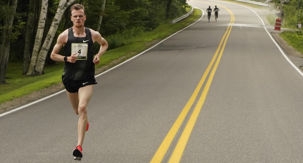 Jake Robertson of New Zealand, loping far ahead of Shadrack Kipchirchir and Stephen Sambu, took control in the first mile of the Beach to Beacon 10K, and really, that was that. On a day not conducive to challenging records, Robertson broke the course record but fell just short. It was the only falling short he did Saturday in the men's elite division.